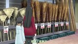 女孩随手买了把扫把就飞上天，本地人直接吓懵了