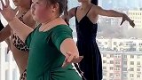 女孩跳舞感染力十足，怎么她那么可爱