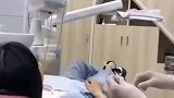 女子看牙误会医生要比心，立马配合比心