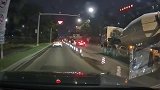马路这么宽就突然转过来，感谢你为市区禁摩又做贡献了！