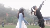 小姐姐们在操场上秀才艺，高难度的动作真有艺术感！