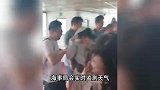 轮渡遇狂风暴雨，女生吓得给妈妈留遗言，平安抵达后乘客鼓掌欢呼