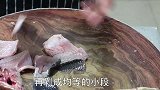 吃鲫鱼怕吃到鱼刺不如试试这做法，骨酥刺焦，香辣味浓，真好吃