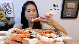满桌子的帝王蟹腿，美女拿着叉子去吃，真有钱