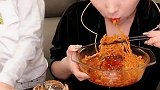 鳗鱼火鸡面，小姐姐大口吃的真带劲啊，感觉好过瘾
