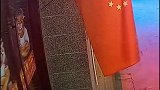 淮北 喝酒后忘拿茶杯，深夜返回酒店已关门！怒砸大门扯国旗！拘了！