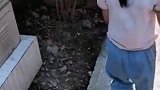 爸爸许久未回家，女儿看到后，第一时间冲了上来