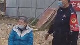 贵州黔东南，八旬老人清明节独自给老伴扫墓，却忘了老伴墓碑的位置