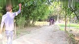 国外搞笑合集,故意在马路中间做俯卧撑,难怪会被揍