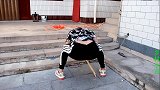 小吉训练哈士奇走独木桥，谁知吓得二哈狗腿瑟瑟发抖，可真胆小