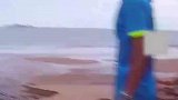 不料被暗流冲到海里100多米远，风大浪急救生机器人破浪营救
