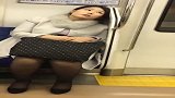 日本电车偶遇家庭主妇，腿型这样还穿丝袜，女人的爱美心理啊