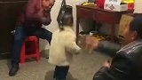 两岁的小姑娘跳绳真厉害！