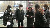 张女士灌制香肠，烟熏后肉质变粉