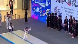 萌娃表演跆拳道太可爱，走路都摇摇晃晃，但她翻得好厉害