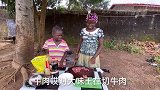 给非洲孩子尝尝辣椒炒牛肉，边吃边夸中式炒菜魅力无穷