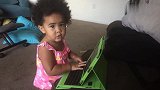 小宝宝模仿爸爸玩电脑，动作有模有样，太搞笑了