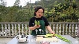 苗大姐一餐四五个菜，有荤有素吃得一干二净，热得想穿短裤