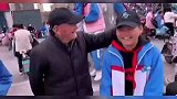 爷爷替50岁儿子去接孙子放学，画面温馨让人羡慕