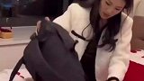 结婚当晚背包倒出满床红包，新娘沉浸式拆红包数钱