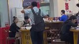 男子在餐馆里推销水笔，被拒后没有丝毫不耐