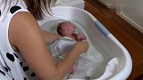 新生宝宝洗澡，妈妈这轻轻的摇摆两下，宝宝就不哭了，好乖啊！
