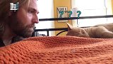 主人的反击！猫咪被“猫叫”吓醒后一脸懵逼 网友神配音：你完了