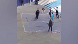 天秀！国外独腿小哥撑着拐杖穿裆破门