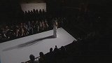 金发美女时尚走秀，乳白色的礼服，真是十分迷人！