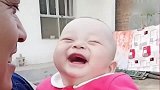 妈妈在逗小宝宝开心，宝宝这表情，真是太搞笑了