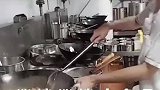 饭店新来的学徒做菜，连调料都不会就想颠勺，师傅都看不下去了！