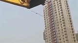 这位挖机师傅还是太年轻了，这要是倒了还不知道会有怎样的后果
