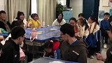 同学们在教室玩游戏，尖叫声四起