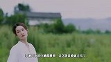 李沁分享秋日溜达随拍，穿黑色上衣搭西装秀蛮腰，笑靥如花超迷人