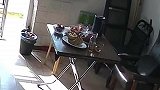 父母在年前三天内相继离世，女子独自回家对着空屋呼喊崩溃大哭