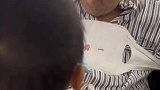 重孙叮嘱太爷爷要听话，听话好好吃饭才能快点回家