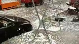 边下冰雹边下大雨的场景，真是难得一见