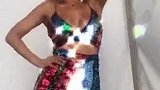 拉娜短裙秀热舞 是衣服还是身材闪到你了呢？