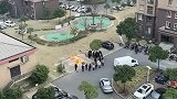 家属在小区车位上烧祭品，业主：以后这车位谁还敢停