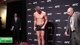 UFC244主赛选手官方称重仪式 胖虎全裸称重惊险过磅