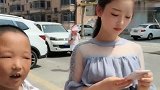 弟弟问姐姐要钱，后来又不要了