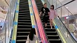 好家伙，人家老婆还在这呢！