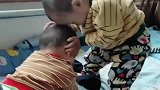 双胞胎兄弟打架，这打架方式也太特别了，网友斗牛看多了吧