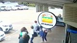 澳大利亚一87岁老人驾车失控冲向人群，将3人撞到商店墙上