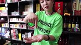 超市辣条买一送一，熊孩子以为送巨型辣条，没想是袖珍小辣条