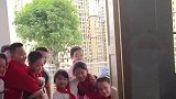 新学期开学后，老师去教了新的班级，小可爱们总是忍不住去串门