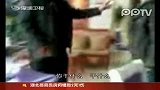 实拍男子醉酒滋事 脚踢警察被拘留