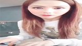 邓紫棋弹唱歌曲，神情可爱迷人，眼睛还会变色了