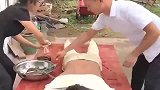 理疗店新来的小助理，看到他刮痧的手法，估计以前是个厨子吧