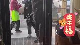 老爷爷陪老伴去做美甲，爱美不分年龄
